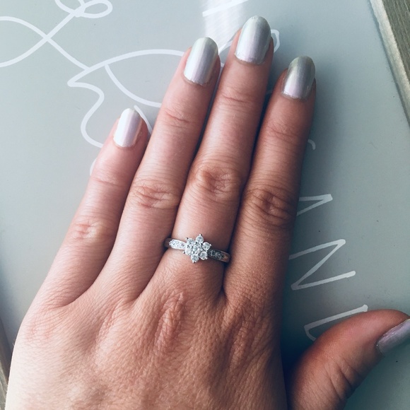 Sterling Silver Cubic Zirconia Flower Ring - Picture 3 of 7